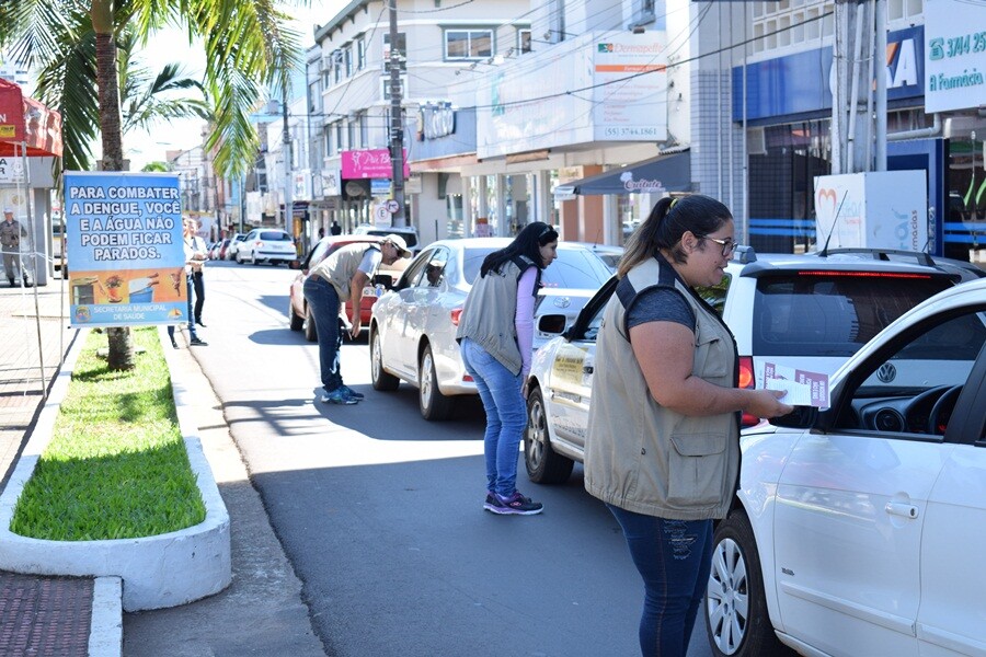agentes-de-combate-a-endemias-realizam-acao-na-praca-da-matriz