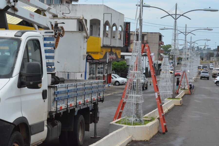 inicia-a-instalacao-das-ornamentacoes-do-frederico-em-luz