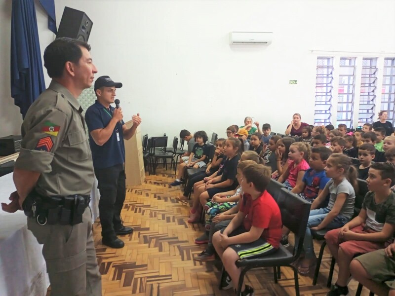 departamento-municipal-de-transito-realiza-palestras-em-escolas
