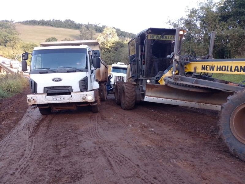 secretarias-de-obras-e-agricultura-intensificam-manutencao-de-vias-afetadas-pela-chuva