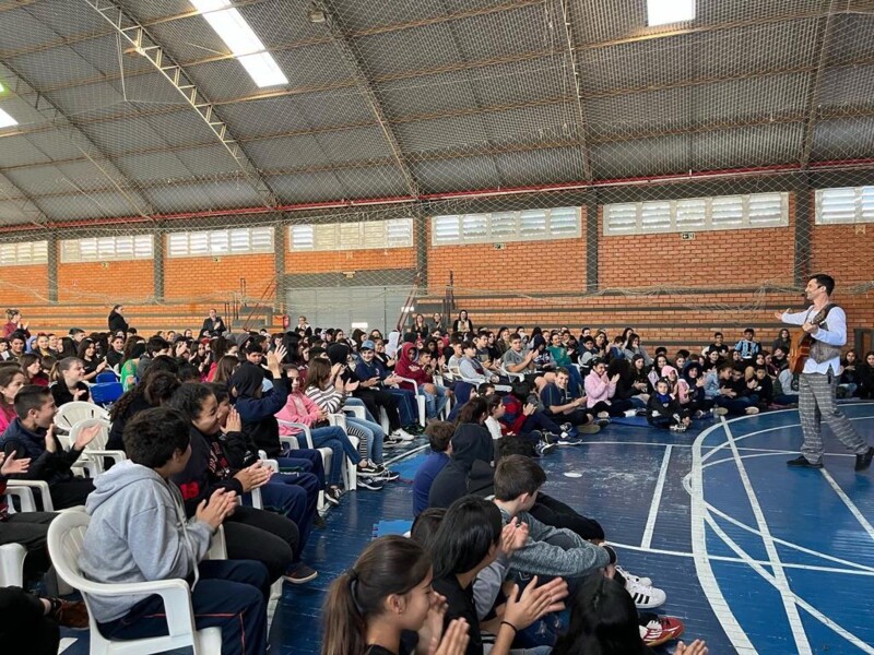 alunos-das-escolas-municipais-prestigiam-espetaculo-as-travessuras-do-maneco