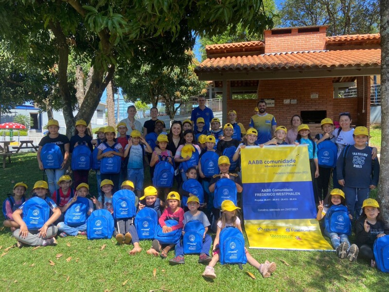 criancas-do-projeto-aabb-comunidade-recebem-kits-esportivos