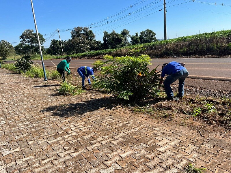 secretaria-de-obras-viacao-e-servicos-urbanos-faz-mutirao-de-limpeza-no-cemiterio-municipal