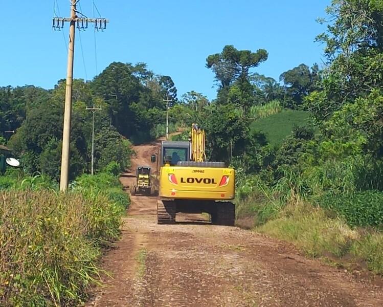 secretaria-da-agricultura-promove-reparos-em-estradas-do-interior