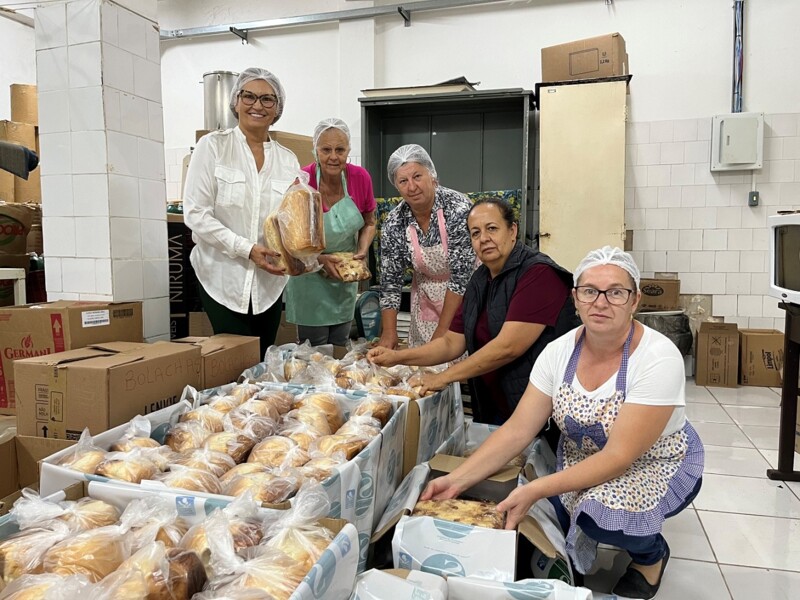 acao-organizada-pela-prefeitura-de-fw-destina-cerca-de-700-cucas-e-500-paes-para-familias-atingidas-pelas-enchentes-em-arroio-do-meio
