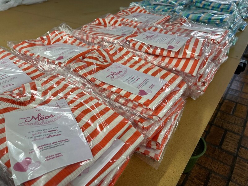 projeto-maos-solidarias-produz-mais-de-500-pecas-de-roupas-infantis-para-criancas-afetadas-pelas-enchentes