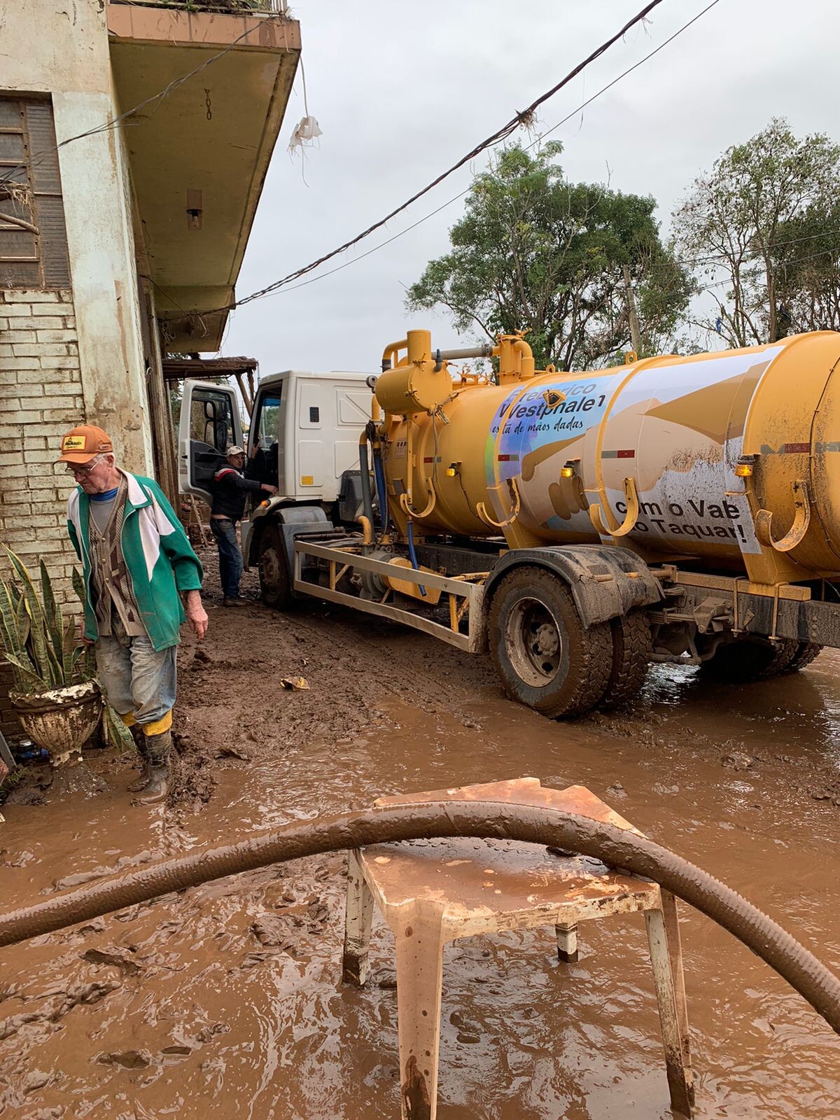 frederico-westphalen-envia-caminhao-tanque-com-agua-para-ajudar-na-limpeza-de-arroio-do-meio