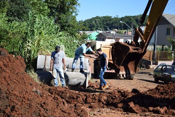 obras-de-galeria-pluvial-na-rua-argentina-sao-realizadas