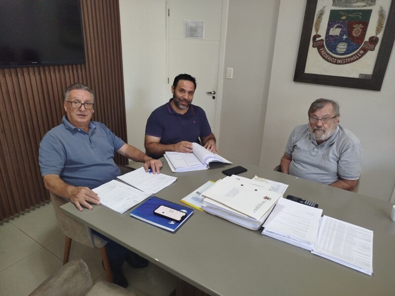 secretario-de-coordenacao-e-planejamento-e-chefe-de-gabinete-discutem-pavimentacao-da-avenida-santo-caeran-com-o-prefeito