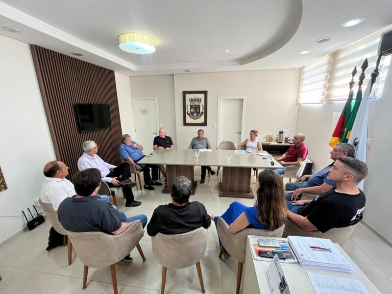 reuniao-no-gabinete-do-prefeito-secretario-covatti-recebe-demandas-de-obras-e-agricultura
