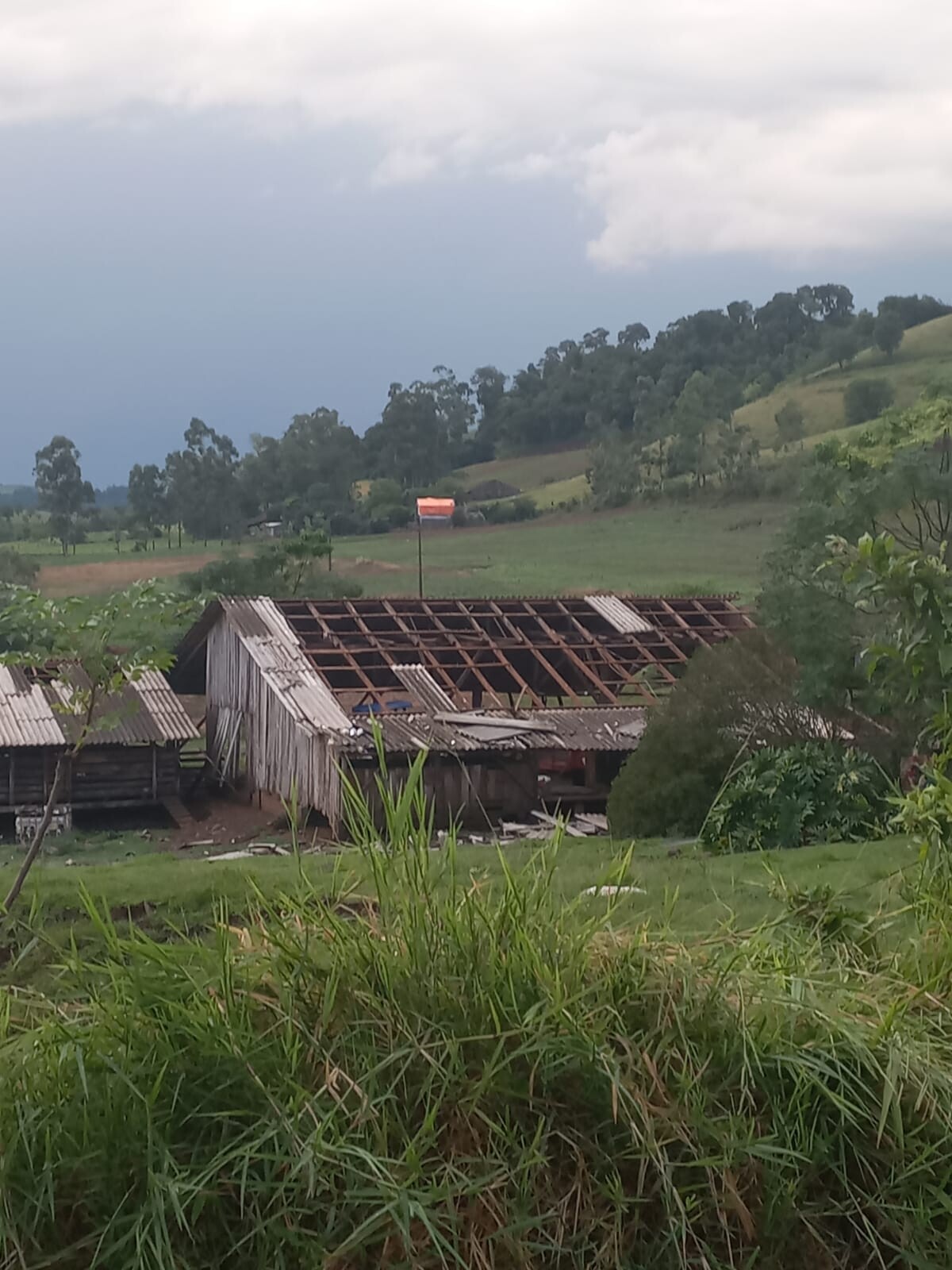 forte-chuva-acompanhada-de-ventos-intensos-atingiu-comunidades-do-interior-de-fw