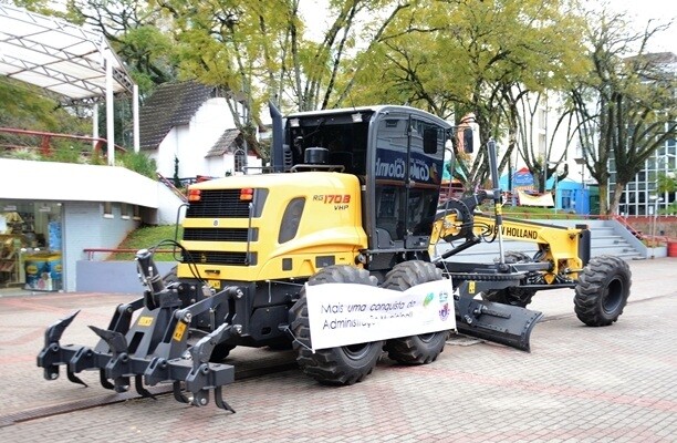 parque-de-maquinas-do-municipio-conta-com-nova-motoniveladora