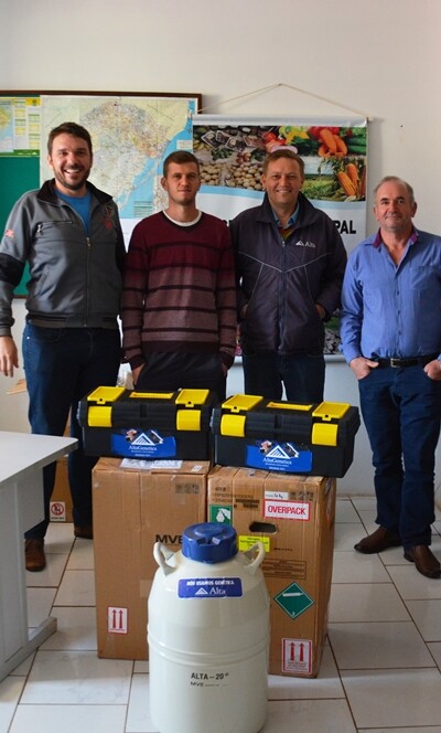 administracao-municipal-entrega-botijoes-de-semen-bovino-para-produtores