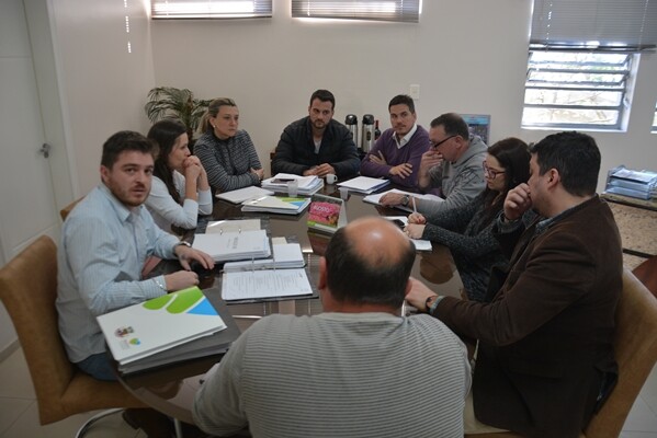 administracao-municipal-e-comissao-da-camara-discutem-tratamento-de-esgoto