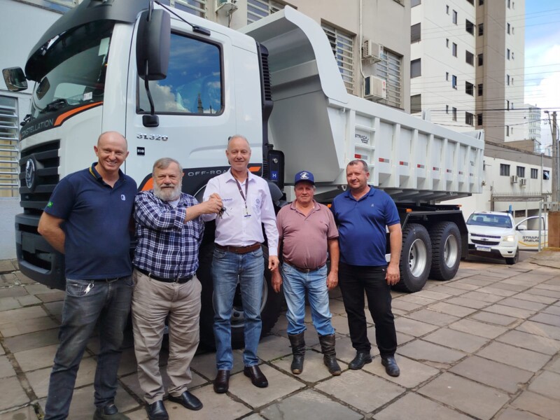 administracao-municipal-de-frederico-westphalen-recebe-novo-caminhao-para-reforcar-a-frota-das-secretarias-de-obras-e-agricultura