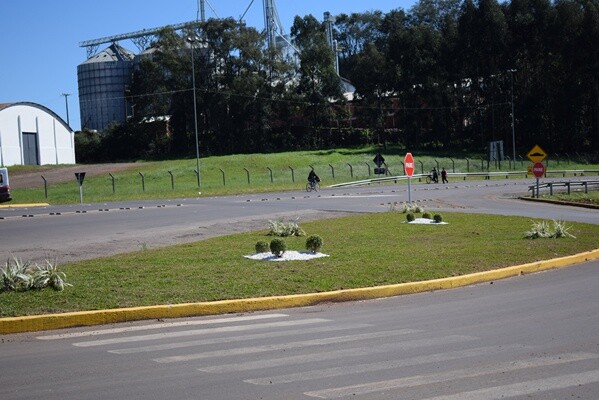 gramado-e-implementado-no-trevo-de-acesso-ao-parque-de-exposicoes