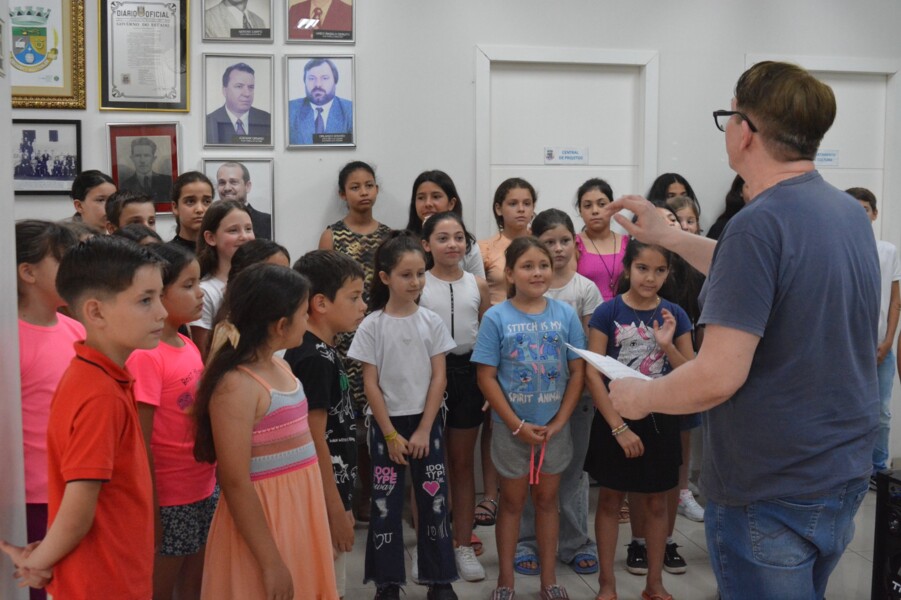 coro-municipal-infantojuvenil-encanta-o-prefeito-orlando-girardi-e-a-primeira-dama-com-cancoes-natalinas